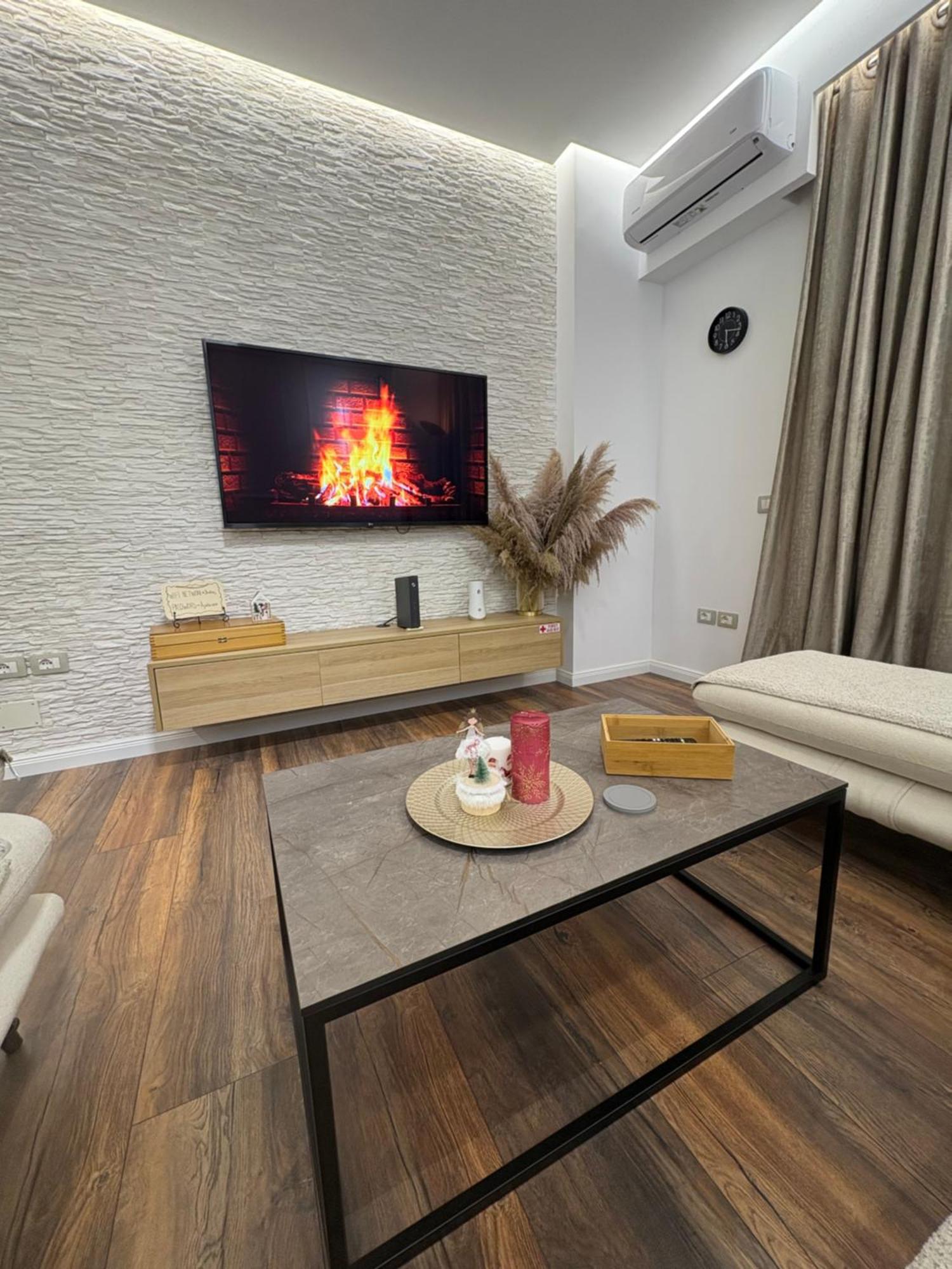 Alajs Apartament Vlorë Esterno foto